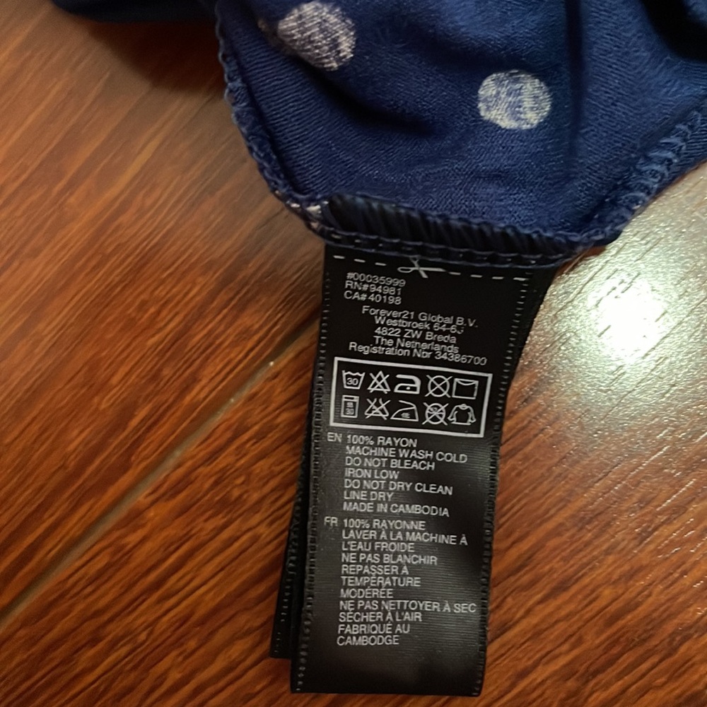 *HOST PICK* Forever 21 Blue white polka dot v neck t-shirt size small. - Picture 3 of 3